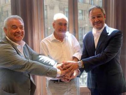 Walter Mattheus y Víctor Malpartida, CEO y presidente de Bilbomática, y Constantino Fernández, presidente del Grupo Altia.