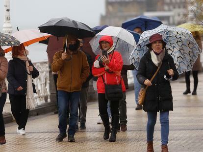 Un grupo de turistas pasea por La Concha de San Sebastián este pasado puente festivo.