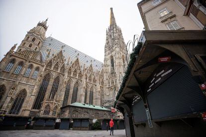 Los puestos de un mercado navideño permanecen cerrado cerrados frente a la Catedral de San Esteban después de que el gobierno austríaco impusiera el confinamiento nacional debido al coronavirus (COVID-19) en Viena, Austria.