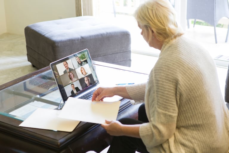 Una mujer asiste a una reunión de teletrabajo.