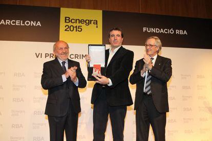 El presidente del Grup RBA, Ricardo Rodrigo; el escritor Emili Bayo y el alcalde de Barcelona, Xavier Trias, en la entrega del premio Crims de Tinta. 