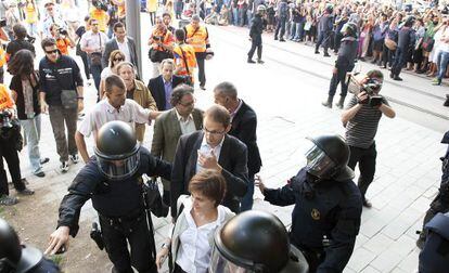Diputados de ICV protegidos por los Mossos para acceder al Parlament.