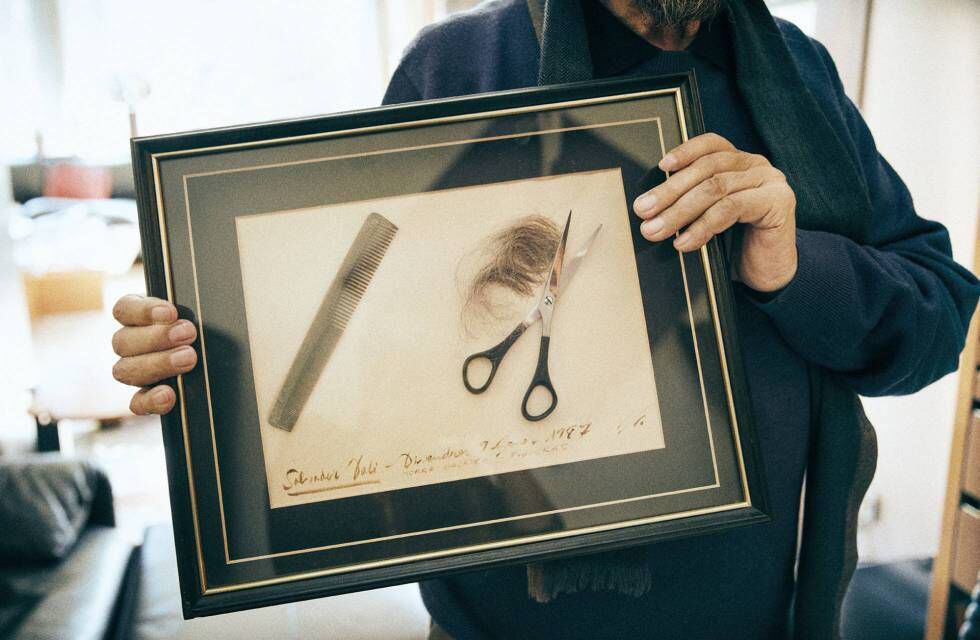 Llongueras solia arreglar el bigoti a Dalí, a qui no li agradava que li tallessin els cabells. Però el 1987 estava malalt i el perruquer els hi va tallar per primer cop: “Quan el vaig veure plorar no em vaig atrevir a llençar els cabells i els vaig guardar amb la pinta i les tisores”.