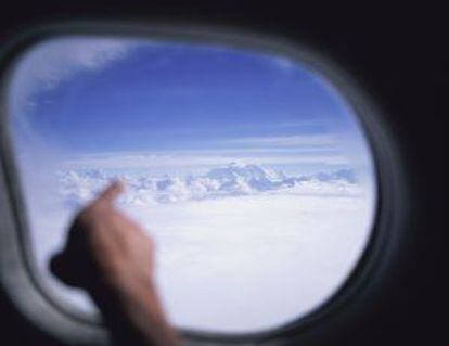 La cima del Everest vista desde la ventanilla de un avión.
