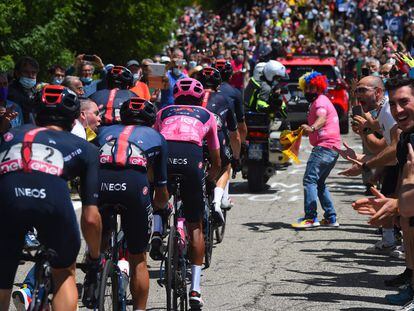 Egan Bernal y sus Ineos tiran del pelotón entre la multitud a la salida de Florencia.