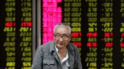 Un veterano inversionista de valores en la Bolsa de Pekín (China).