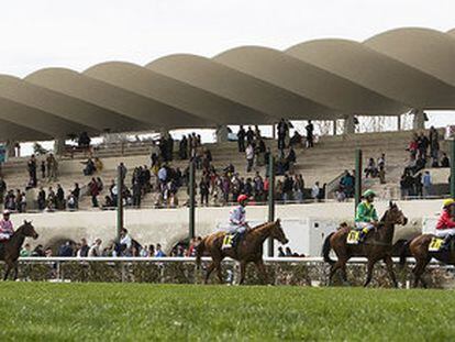 Una de las carreras de la primera sesión de la temporada de primavera de 2010 en el Hiódromo de Madrid.