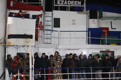 Un grupo de inmigrantes llega a las costas del sur de Italia en un barco junto a centenares de compañeros que fueron abandonados a su suerte por la tripulación, que abandonó el barco. Ocurrió el 3 de enero, y el incidente muestra la magnitud de una situación repetida a lo largo del año en numerosas ocasiones. | <a href="http://internacional.elpais.com/internacional/2015/01/02/actualidad/1420179643_647114.html" target="blank"> IR A LA NOTICIA</a>