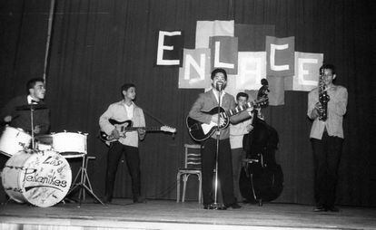 Los Pekenikes actuando en la revista 'Enlace', en el colegio Sagrada Familia, en 1960.