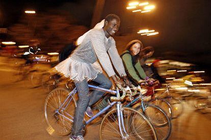 Varios participantes del paseo organizado por iniciativa de Bici Crítica, en los alrededores de la plaza de Cibeles.