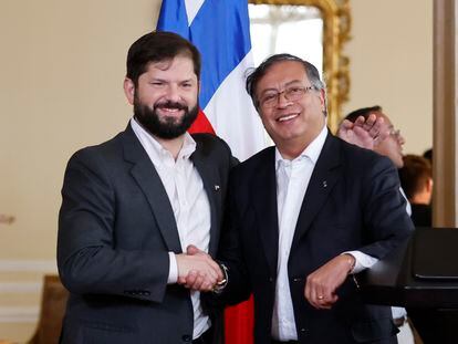 El presidente chileno Gabriel Boric junto a su homólogo colombiano Gustavo Petro, tras un encuentro este lunes, en Bogotá.