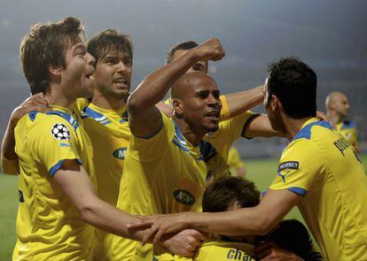 Los jugadores del Apoel celebran el gol que sirvió para empatar la eliminatoria contra el Lyon (1-0), a quien batieron en la tanda de penaltis, convirtiéndose en el primer equipo chipriota en llegar a unos cuartos en la Liga de Campeones.