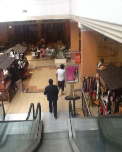 Interior del centro comercial un día normal.