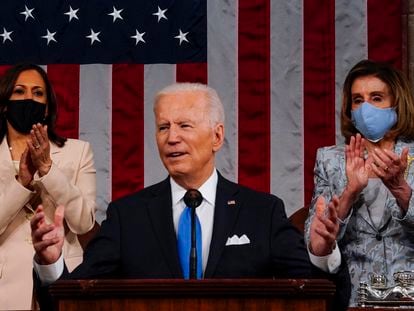 Joe Biden junto a Kamala Harris (izquierda) y Nancy Pelosi, en el Capitolio, el miércoles.