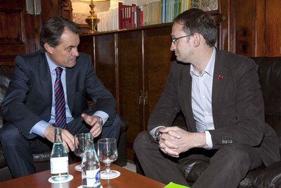 El ganador de las elecciones catalanas, Artur Mas (CiU), charla con Joan Herrera (ICV) ayer en Barcelona.