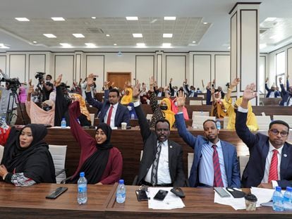 Los diputados de la Cámara Baja del Parlamento somalí levantan su mano para votar a favor de la extensión del mandato del presidente 'Farmajo' dos años más, el pasado lunes en Mogadiscio.