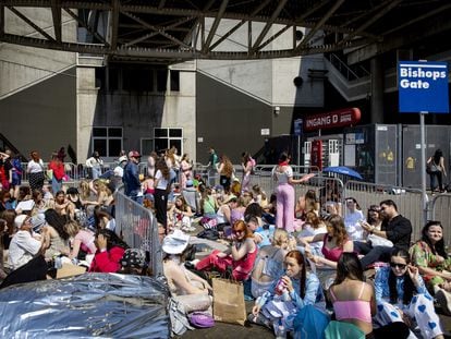 Un grupo de fans hace cola a la entrada de un concierto de Harry Styles, en el Johan Cruyff Arena (Ámsterdam), el pasado 4 de junio.