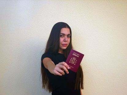 Heba Iskandarani, con su pasaporte español, en una imagen facilitada por ella.