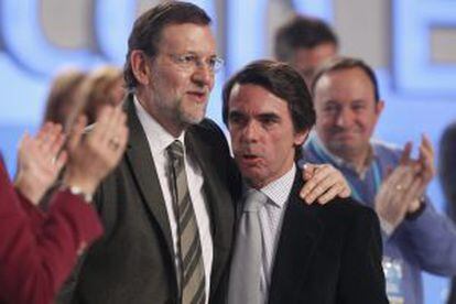 Rajoy y Aznar, tras la intervenci&oacute;n del expresidente.