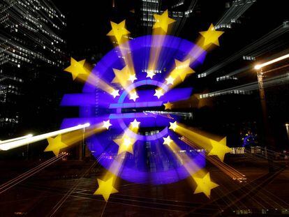 Señal con forma de Euro a las afueras del Banco Central Europeo en Alemania
