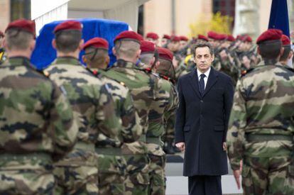 El presidente de Francia, Nicolas Sarkozy, en un homenaje a los militares muertos en Montauban.