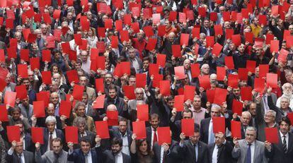 Representantes del deporte catal&aacute;n protestan contra los agravios.