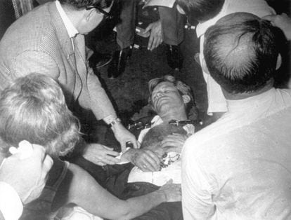 Robert F. Kennedy estaba haciendo campaña para ser el candidato demócrata para las elecciones presidenciales. Su asesinato ocurrió cinco años después del de su hermano JFK.