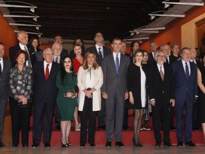 Los Reyes, en el centro, junto a los premiados y otras autoridades, en el Museo de Bellas Artes de Sevilla.