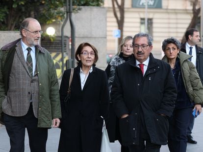 Desde la izquierda, Álvaro Cuesta Martínez, María Concepción Sáez y  Rafael Mozo, a su salida del pleno del Consejo General del Poder Judicial, en 2022.