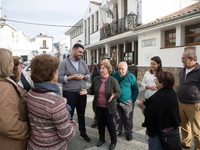 Varios vecinos de Jubrique (Málaga) charlan en una de sus calles.