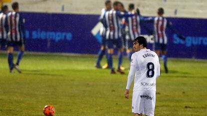 El jugador del Huesca Eugeni Valderrama, tras un gol del Alcoyano, en la anterior ronda de la Copa del Rey.