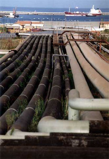 Gasoducto y oleoducto en la refinería de Arzew, en Argelia.