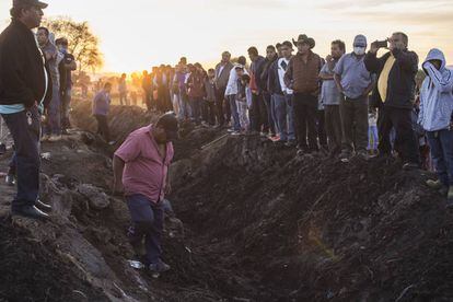 Familiares buscan en el lugar de la tragedia