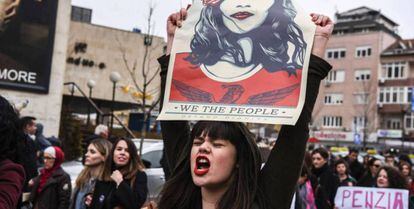 Una mujer en una protesta en Kosovo en marzo.