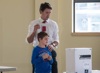 Justin Trudeau, primer ministro de Canad&aacute;, con su hijo.