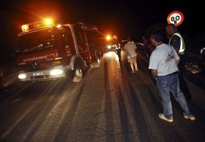Bomberos en los alrededores de Valdemorillo donde en su termino municipal ha ocurrido un  incendio forestal, 8 de julio de 2013.