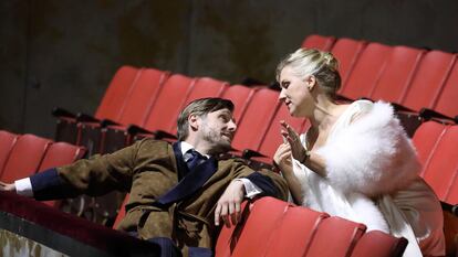 Michael Nagy (el Conde) y Diana Damrau (la Condesa), los dos mejores cantantes de la representación, intercambian confidencias en el patio de butacas del reconstruido Nationaltheater de Múnich durante una escena de 'Capriccio' en el Prinzregenthentheater el sábado por la tarde.