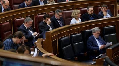 El ministro de Educaci&oacute;n, &Iacute;&ntilde;igo M&eacute;ndez de Vigo, en el primer banco, durante el pleno que debati&oacute; la propuesta de paralizar la LOMCE. 