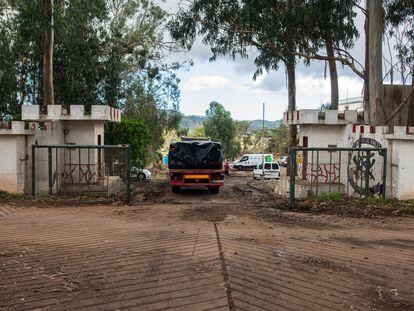 Exterior de la antigua base militar de Las Raíces, situada en San Cristóbal de La Laguna (Tenerife), donde se realizan obras para instalar un campamento de emergencia para inmigrantes.