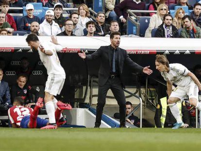 Simeone gesticula en la banda del Bernabéu.