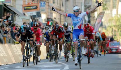 Arnaud Demare cruzando la meta de Milán-San Remo.