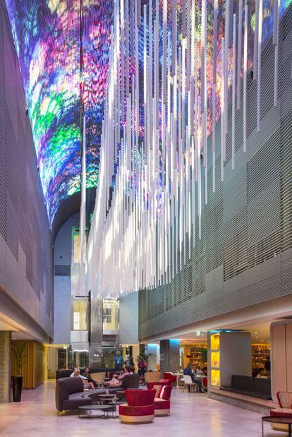 Más de 2,2 millones de luces led de 65.000 colores cubren por completo esta cúpula