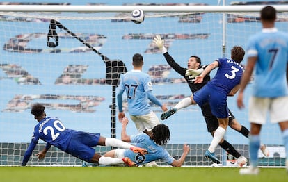 Marcos Alonso marca el último gol del partido este sábado en el Etihad.