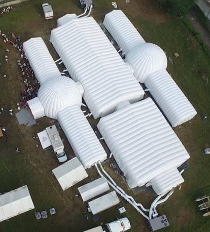 Vista aérea del hospital hinchable de Pachuga (Hidalgo, México). |