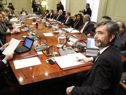 Carlos Lesmes (en primer plano), presidiendo una reuni&oacute;n del CGPJ.,
