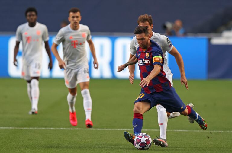Messi conduce el balón durante el choque ante el Bayern.