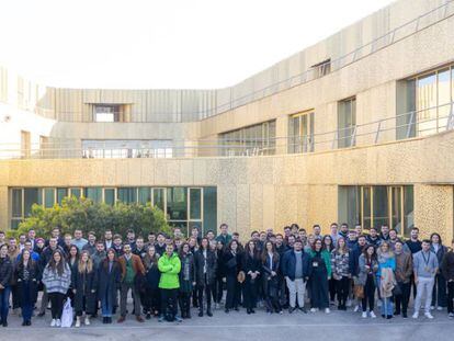 Foto de familia de los 100 jóvenes talentos de la gastronomía en España, este lunes en el Basque Culinary Center.