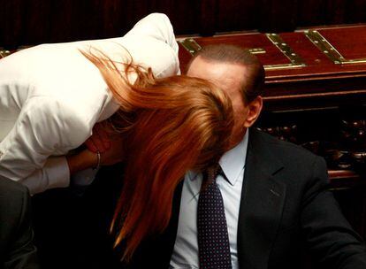 Silvio Berlusconi charla con la ministra de Turismo Michela Vittoria Brambilla en la cámara baja durante una sesión en junio de 2011.