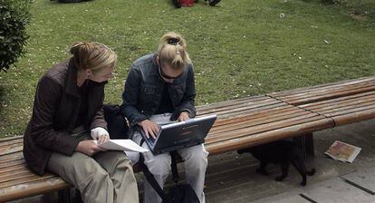 Dos estudiantes de Filolog&iacute;a Alemana, en los jardines de la Universidad de Barcelona.