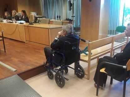 José María Aristrain, en silla de ruedas, este miércoles en la Audiencia Provincial.